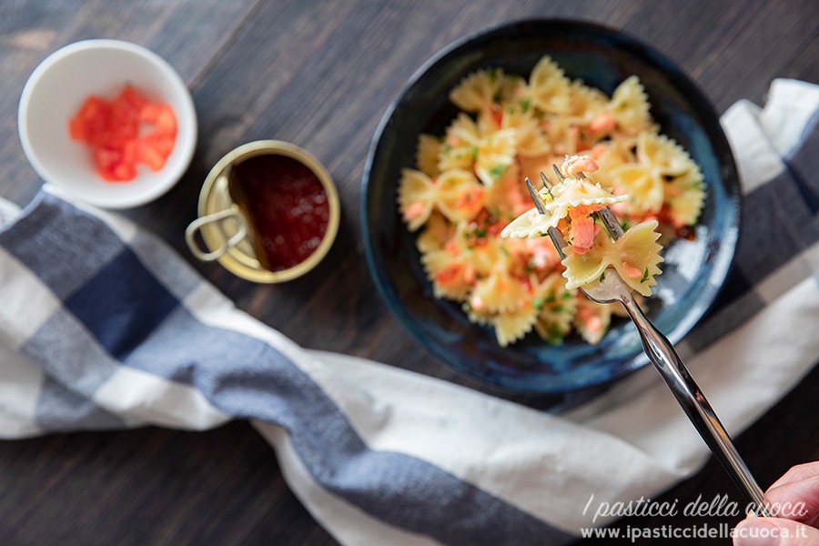 Farfalle-con-salmone-e-caviale_con forchettata