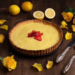 Crostata-al-limone_con rose gialle