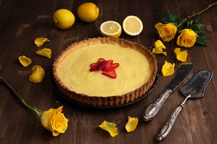 Crostata-al-limone_con rose gialle