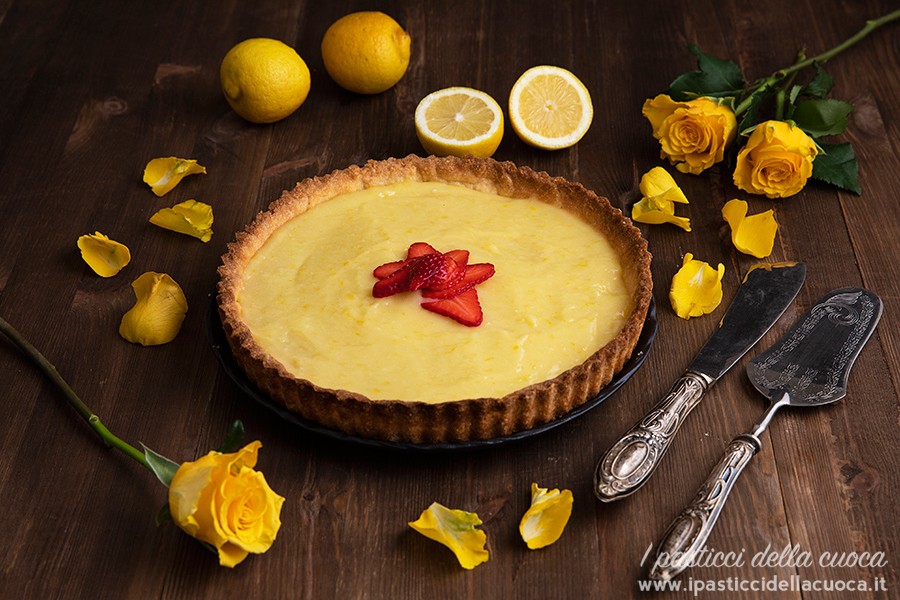 Crostata-al-limone_con rose gialle