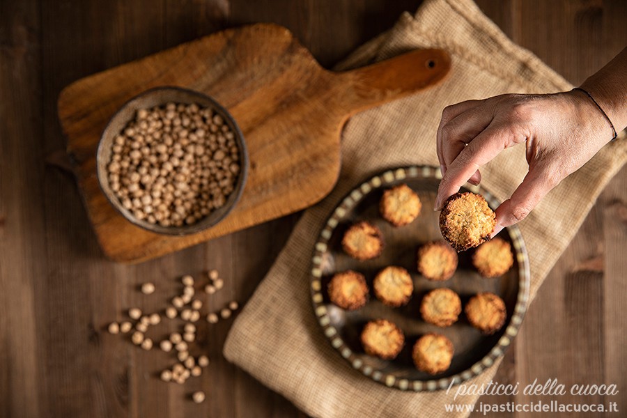 Biscottini-con-i-ceci_con-mano