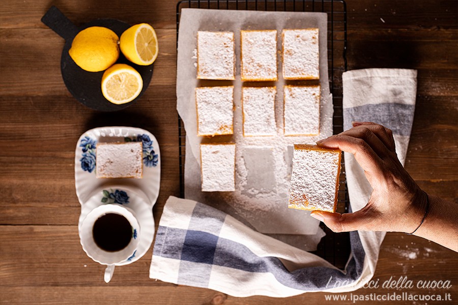 dolcetti-al-limone_con-mano-che-prende-il-dolcetto