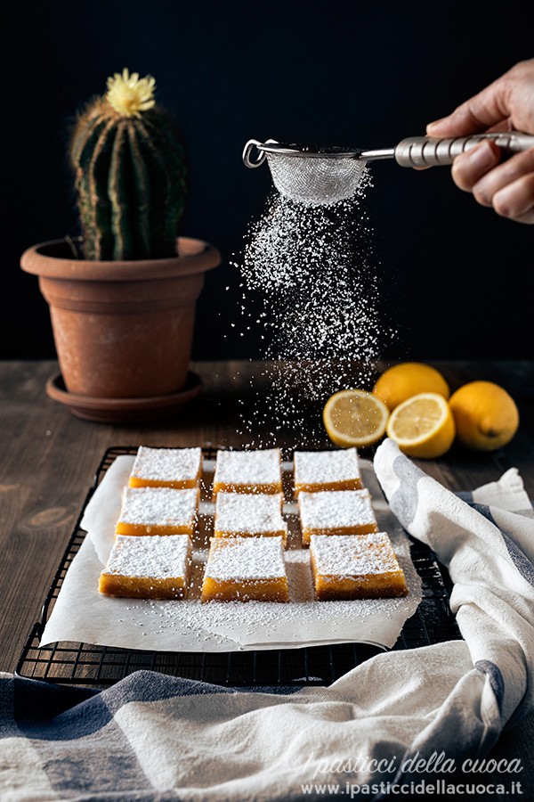 dolcetti-al-limone_con-zucchero-a-velo-che-cade