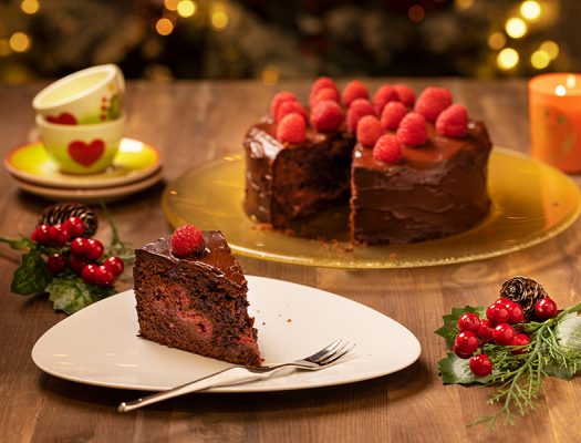 Fetta-di-torta-cioccolato-fondente-e-lamponi