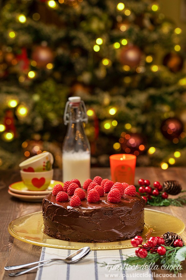 Torta-cioccolato-fondente-e-lamponi_verticale